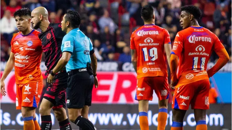 O Corinthians intensifica sua busca por reforços no mercado de transferências e reanima seu interesse em Carlos González, atacante do Tijuana, visando fortalecer o elenco para a próxima temporada. (Foto: IMAGO / Agencia-MexSport)