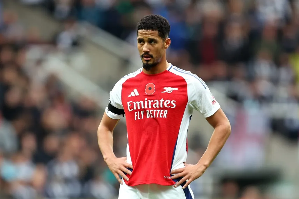 William Saliba, zagueiro de 23 anos do Arsenal é alvo do Real Madrid. A diretoria quer enviar uma proposta ao clube inglês, que procura um diretor esportivo urgente (Photo by George Wood/Getty Images)