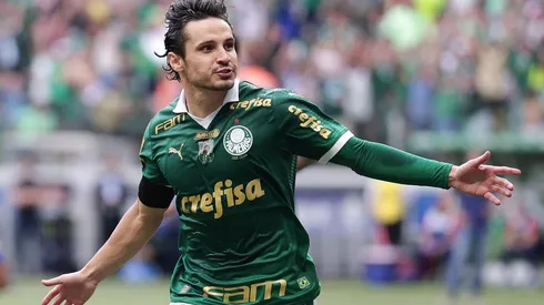 Raphael Veiga comemora seu gol na partida entre Palmeiras e Fortaleza, no dia 26 de outubro de 2024. (Associated Press / Alamy Stock Photo)