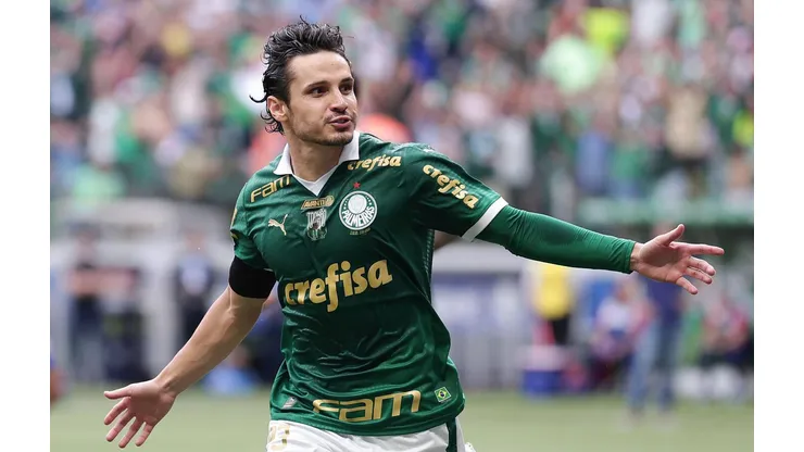 Raphael Veiga comemora seu gol na partida entre Palmeiras e Fortaleza, no dia 26 de outubro de 2024. (Associated Press / Alamy Stock Photo)