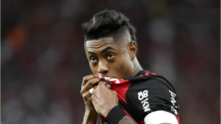 Bruno Henrique, um dos ídolos recentes do Flamengo, renovou seu contrato com o clube até 2026, apesar de ter recebido propostas mais vantajosas do exterior. (Foto: IMAGO / Sports Press Photo)