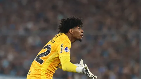 AVELLANEDA, ARGENTINA – OCTOBER 31: Hugo Souza of Corinthians reacts during the Copa CONMEBOL Sudamericana 2024 Semifinal second leg match between Racing Club and Corinthians at Presidente Peron Stadium on October 31, 2024 in Avellaneda, Argentina. (Photo by Daniel Jayo/Getty Images)