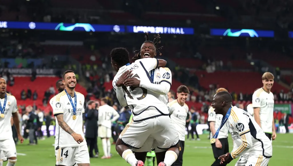 Vinícius Júnior e Camavinga celebrando a conquista da Champions League (Alex PantlingGetty Images)