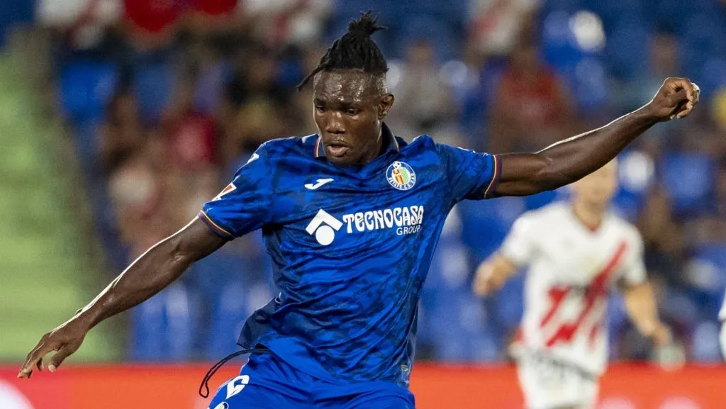 Christantus Ugonna Uche, do Getafe CF, em ação com a bola durante a partida de futebol da La Liga EA Sports 2024/25 entre Getafe CF e Rayo Vallecano no Estádio Coliseum, em Getafe, Espanha, em 24 de agosto de 2024. (Foto: IMAGO / NurPhoto)