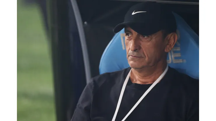 AVELLANEDA, ARGENTINA - OCTOBER 31: Ramon Diaz, Head Coach of Corinthians looks on during the Copa CONMEBOL Sudamericana 2024 Semifinal second leg match between Racing Club and Corinthians at Presidente Peron Stadium on October 31, 2024 in Avellaneda, Argentina. (Photo by Daniel Jayo/Getty Images)