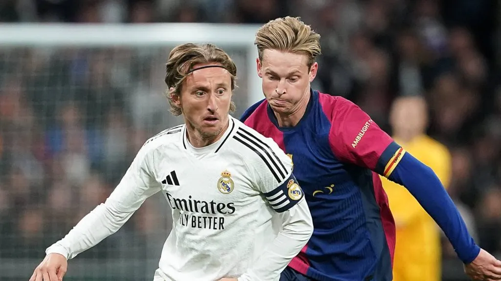 Modric se desmarcando de De Jong no Real Madrid v Barcelona (IMAGO Alterphotos)