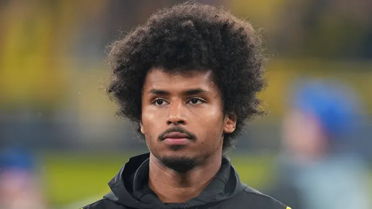Karim Adeyemi antes de jogo pelo Borussia Dortmund