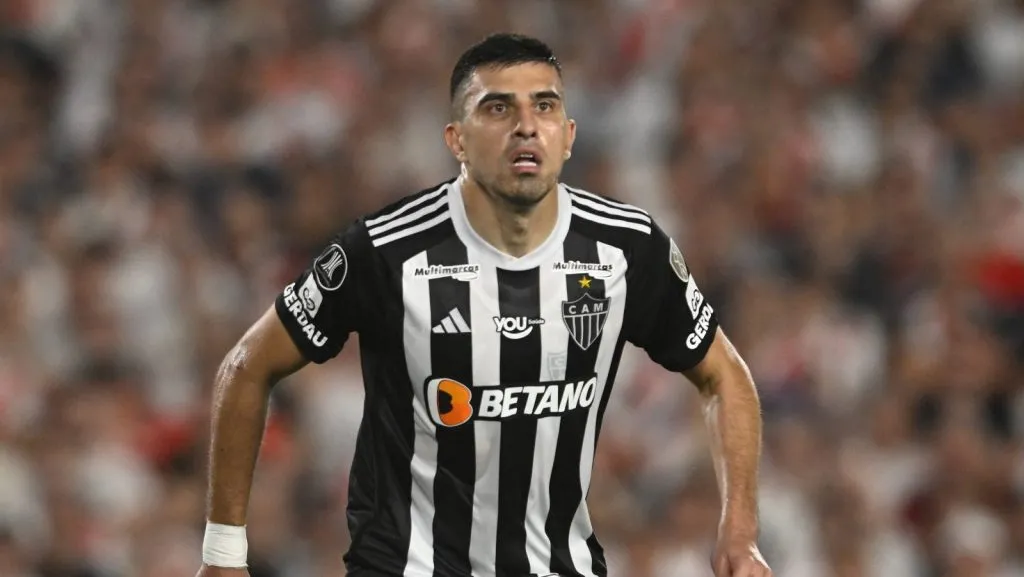 Rodrigo Battaglia, do Atlético Mineiro, durante a partida de volta da semifinal da Copa CONMEBOL Libertadores 2024 entre River Plate e Atlético Mineiro no Estádio Mas Monumental Antonio Vespucio Liberti, em 29 de outubro de 2024, em Buenos Aires, Argentina. River Plate contra Atlético Mineiro. (Foto: IMAGO / Sebastian Frej)