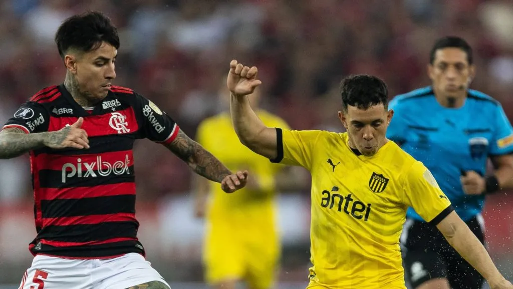 Leo Fernández, do Peñarol, chuta a bola durante a partida entre Flamengo e Peñarol, válida pela Copa CONMEBOL Libertadores 2024, no Estádio do Maracanã, em 19 de setembro de 2024, no Rio de Janeiro, Brasil.(Foto: IMAGO / ZUMA Press Wire)