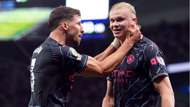 Jogadores comemoram gol de Haaland no Manchester City.