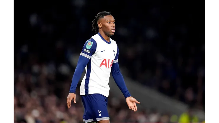 Udogie durante a partida entre Tottenham e Manchester City, pela Copa da Liga Inglesa, no dia 30 de outubro de 2024. (PA Images / Alamy Stock Photo)