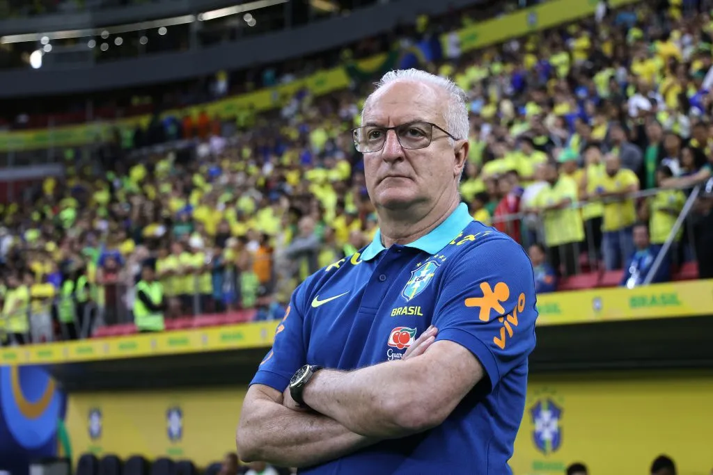 Dorival Júnior, em campo, de braços cruzados, de camisa azul, da Seleção Brasileira. Foto: Wagner Meier/Getty Images