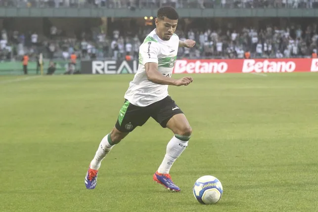 Lucas Ronier em ação pelo Coritiba. Foto: Gabriel Machado/AGIF