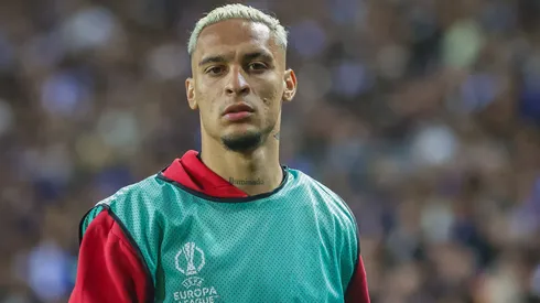 Antony antes de partida contra o Manchester United