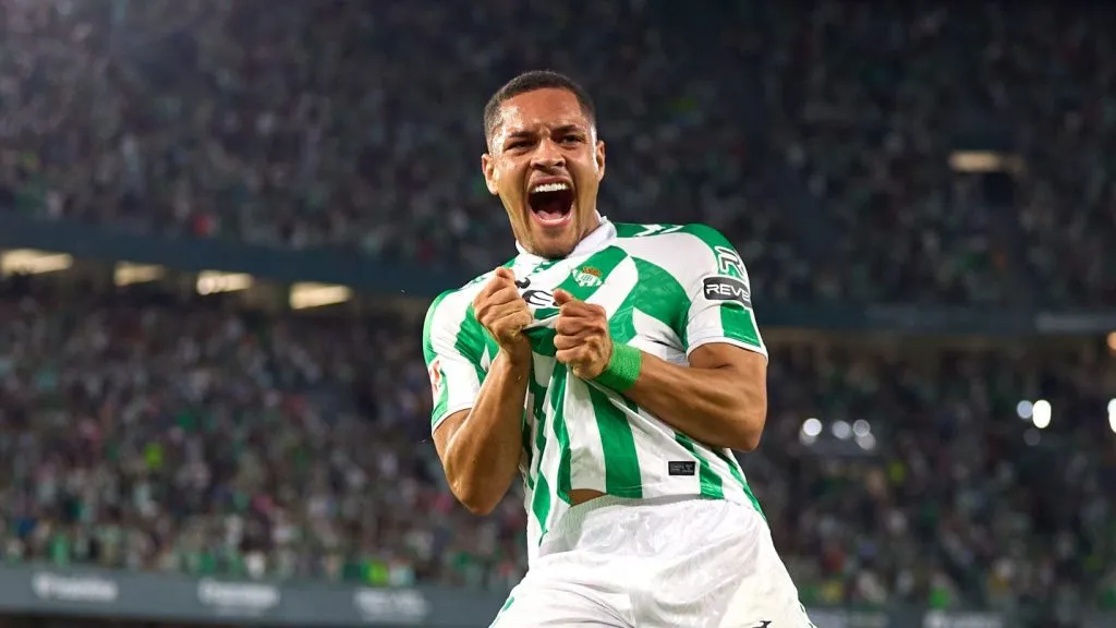 Vitor Roque marca gol e comemora com a camisa do Real Bétis. Foto: Fran Santiago/Getty Images