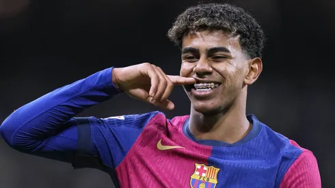 Lamine Yamal com a camisa do Barcelona.
