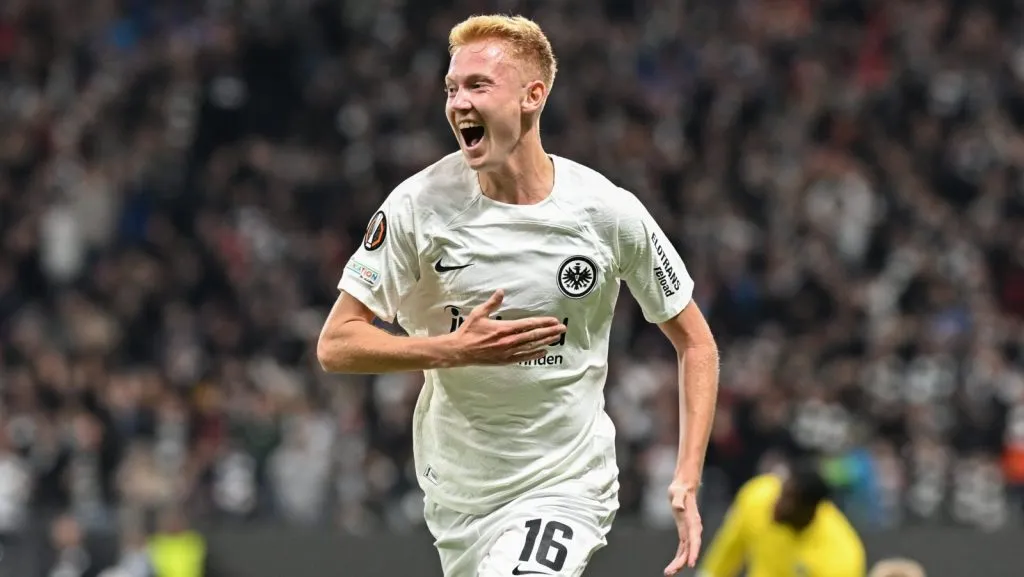 Hugo Larsson em partida do Frankfurt – (Photo by Christian Kaspar-Bartke/Getty Images)