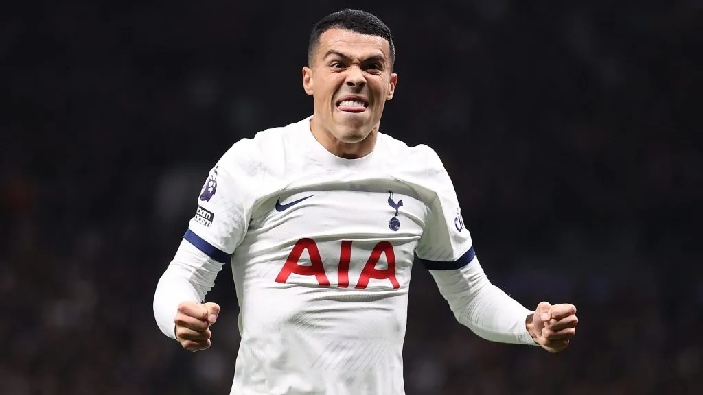 Pedro Porro em jogo do Tottenham. Foto: Julian Finney/Getty Images