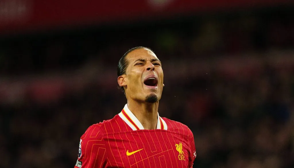Van Dijk com o uniforme tradicional durante o jogo entre Liverpool v Manchester City (IMAGO / NurPhoto)