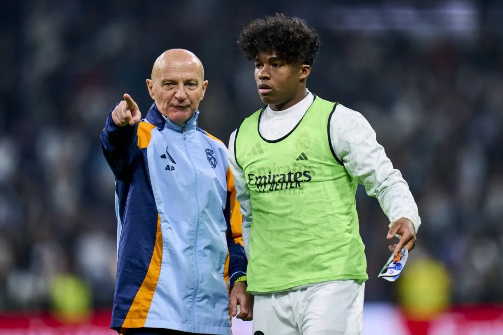 Endrick e o preparador físico do Real Madrid antes de um jogo. Foto: IMAGO / Pressinphoto.