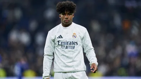 Endrick com a camisa do Real Madrid.