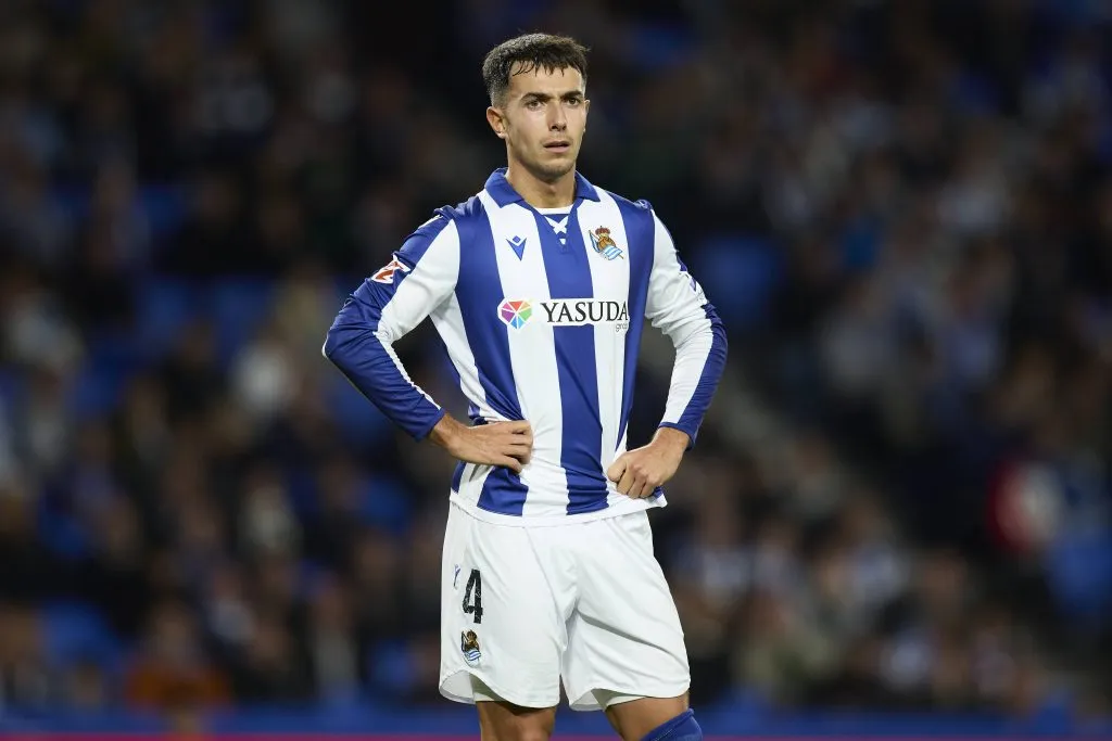 Martín Zubimendi é alvo tanto do Real Madrid, como Liverpool e Manchester City.  Segundo portal, seu destino pode ser a Inglaterra, mas ele já é um desejo antigo de Florentino Pérez. Foto: IMAGO /&nbsp;Ricardo Larreina Amador