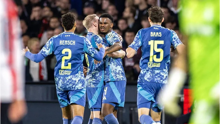 Jorrel Hato, promessa do futebol europeu e defensor do Ajax, está cada vez mais próximo de deixar o clube holandês, atraindo o interesse de gigantes da Premier League, como Arsenal, Chelsea e Liverpool. (Foto: IMAGO / ANP)