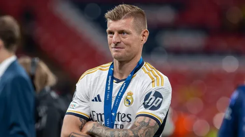 Toni Kroos com a medalha de campeão da Champions League.