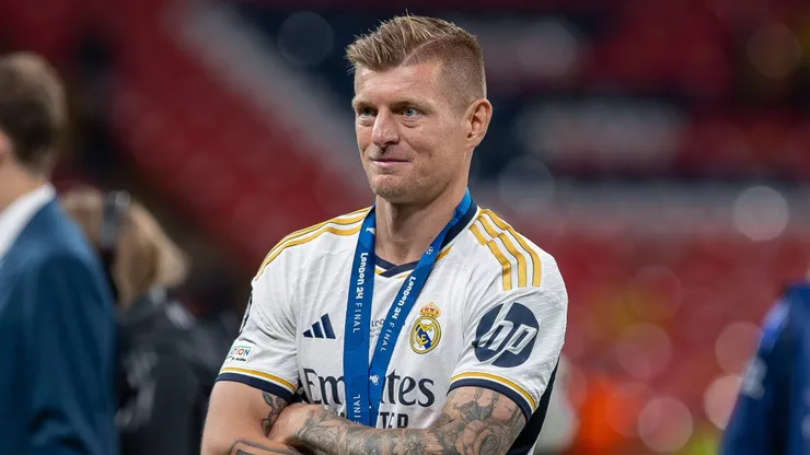 Toni Kroos com a medalha de campeão da Champions League.