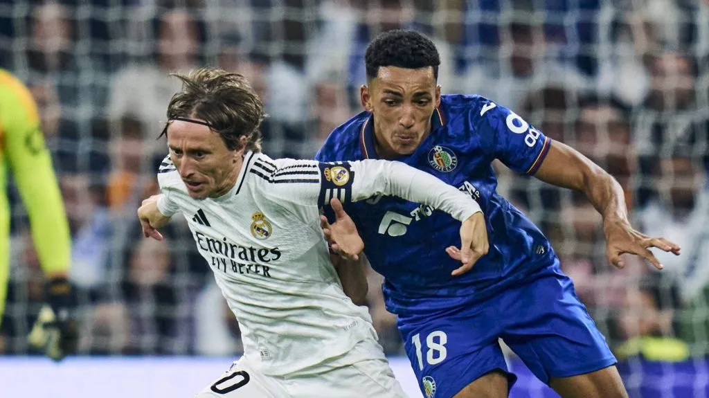 Luka Modric se desmarcando de Álvaro Rodríguez na partida entre Real Madrid v Getafe (IMAGO / Pressinphoto)