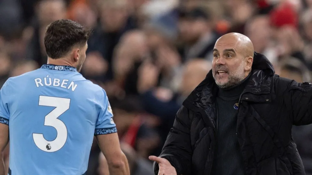 Guardiola passando instrução para Ruben Dias no clássico entre Liverpool v Manchester City (IMAGO / Visionhaus)