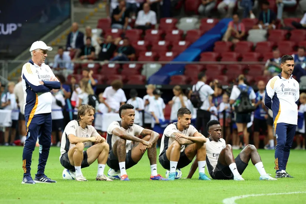 Ancelotti ao lado de jogadores do Real Madrid. Ceballos (ao lado de Vini Jr), pode permanecer. foto: IMAGO /&nbsp;Newspix