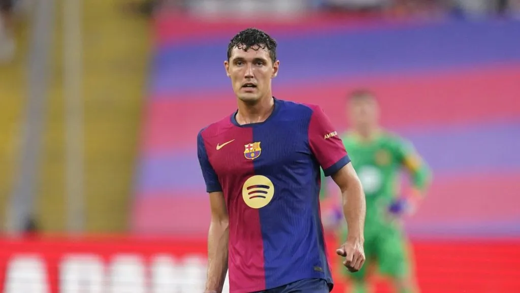 Christensen em campo contra o Mônaco com o uniforme tradicional do Barcelona (IMAGO / Pressinphoto)
