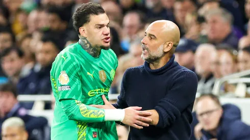 Ederson e Guardiola na saída do gramado pelo Manchester City – Foto: Reprodução