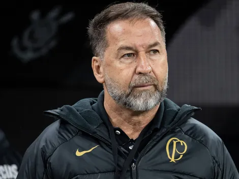 Augusto Melo vira piada de Cicinho após doação para Arena Corinthians