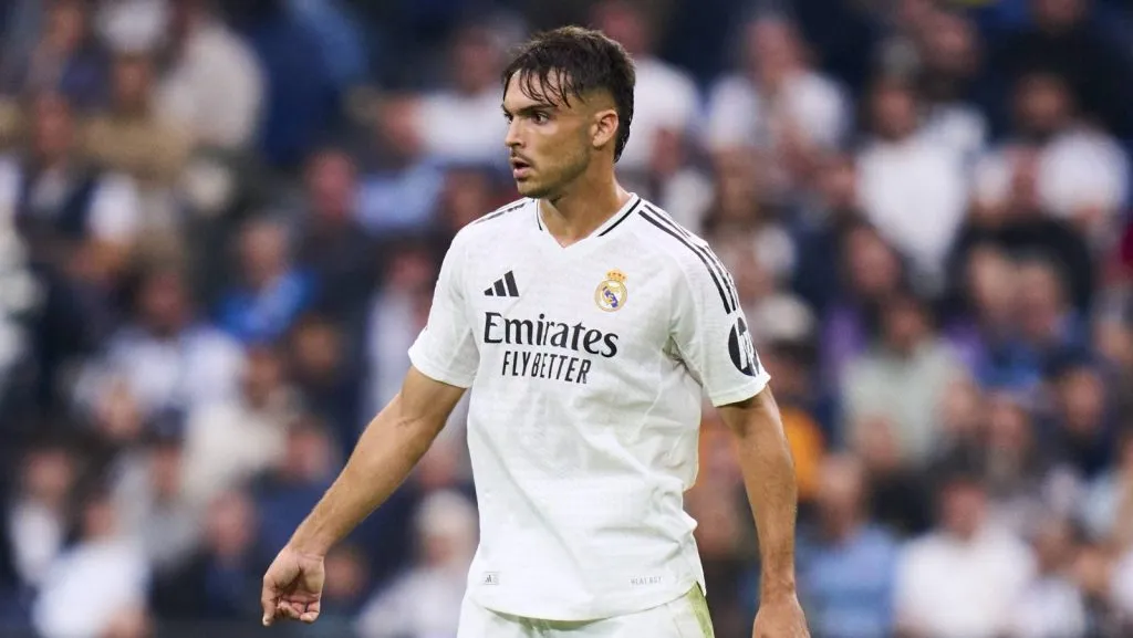Raul Asencio, do Real Madrid CF, durante a partida da La Liga EA Sports entre Real Madrid CF e CA Osasuna, realizada no Estádio Santiago Bernabéu em 9 de novembro de 2024, em Madrid, Espanha. (Foto: IMAGO / Pressinphoto)