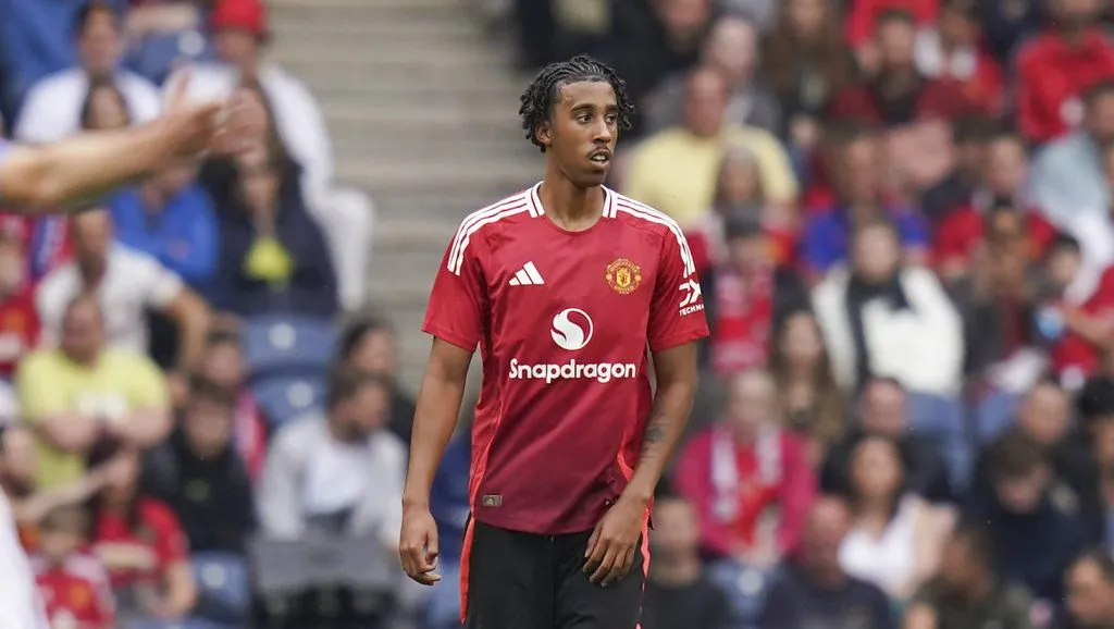 Leny Yoro em ação no amistoso entre Manchester United v Rangers (IMAGO / Every Second Media)