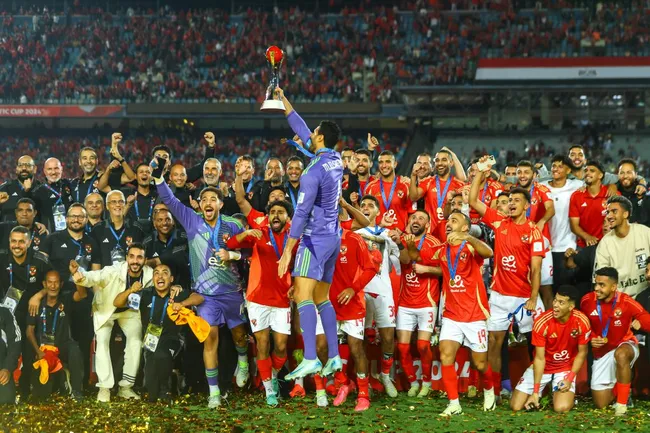 Al Ahly comemora sua conquista do Intercontinental 2024. foto: IMAGO /&nbsp;Sebastian Frej