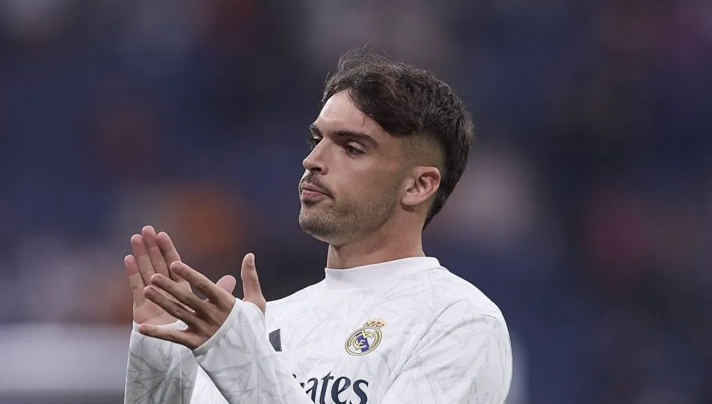 Asencio saudando os Fanáticos do Real Madrid após a vitória sobre o Getafe (IMAGO / ZUMA Press Wire)