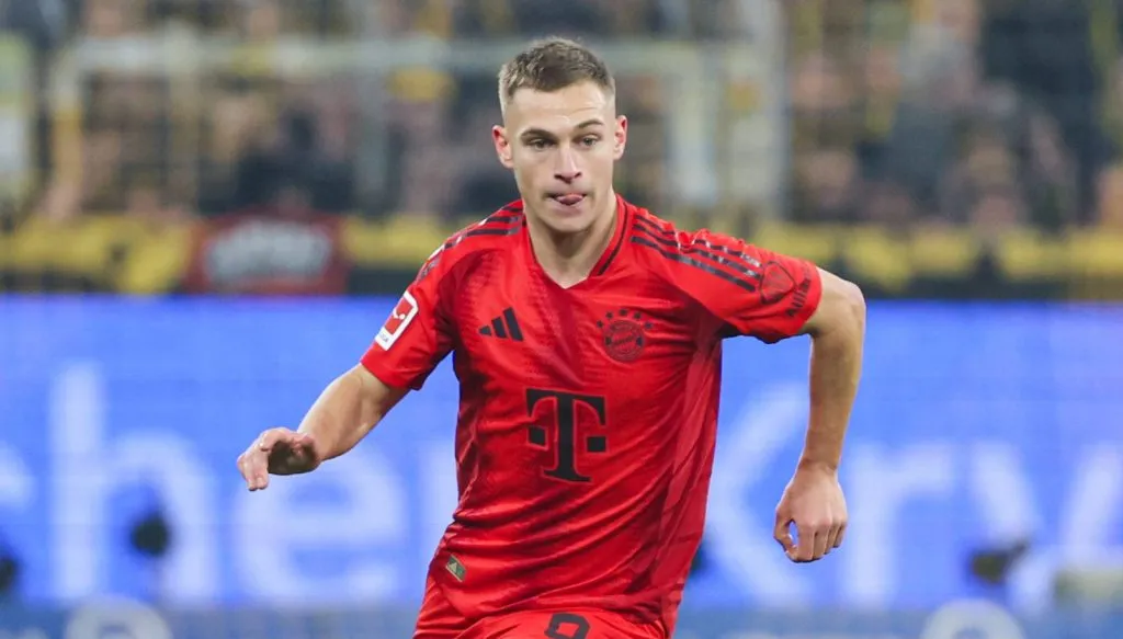 Kimmich conduzindo a bola no clássico entre Borussia Dortmund v Bayern de Munique (IMAGO / osnapix)