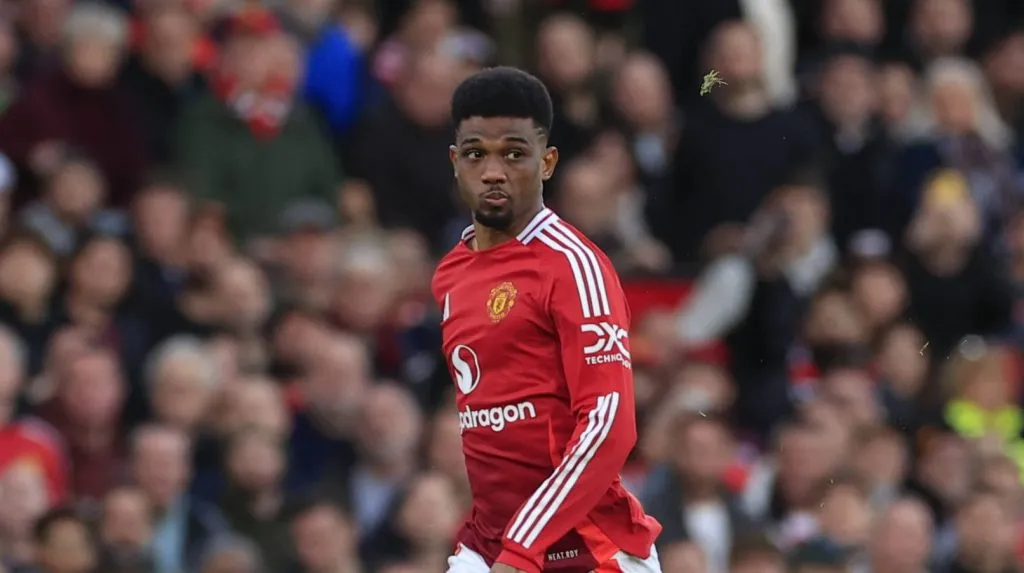 Diallo correndo com a bola no jogo entre Manchester Untied v Everton (IMAGO / Pro Sports Images)