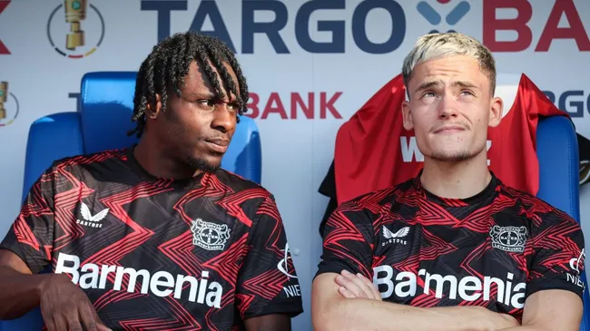 Jeremie Frimpong e Florian Wirtz no banco de reservas do Leverkusen. Foto: Ronny Hartmann/Getty Images