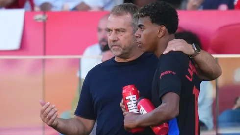 Hansi Flick ao lado de Lamine Yamal em partida pelo Barcelona