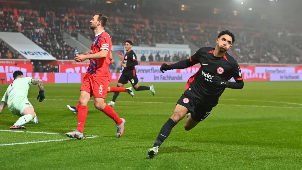 Omar Marmoush em partida pelo Eintracht Frankfurt (Foto: IMAGO /&nbsp;Sven Simon)
