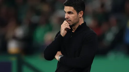Mikel Arteta, técnico do Arsenal em campo. Foto: Alex Pantling/Getty Images