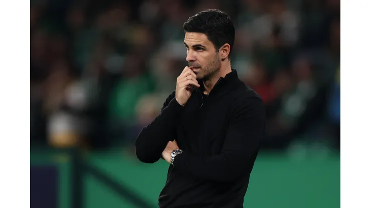 Mikel Arteta, técnico do Arsenal em campo. Foto: Alex Pantling/Getty Images