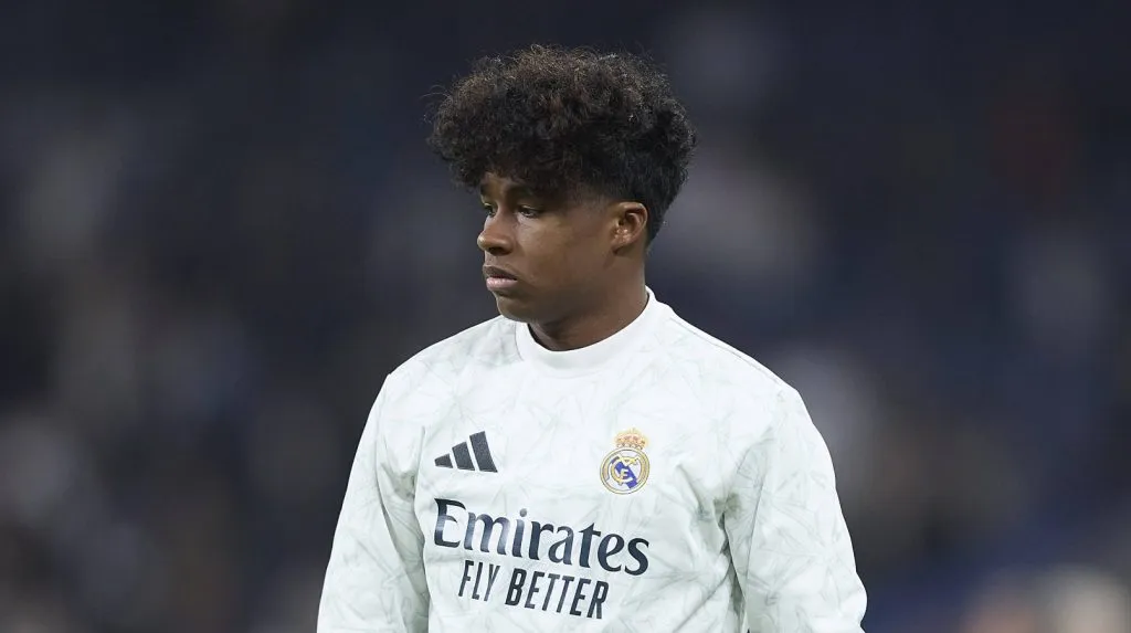 Endrick durante o aquecimento antes do jogo entre Real Madrid v Getafe (IMAGO / DeFodi Images)