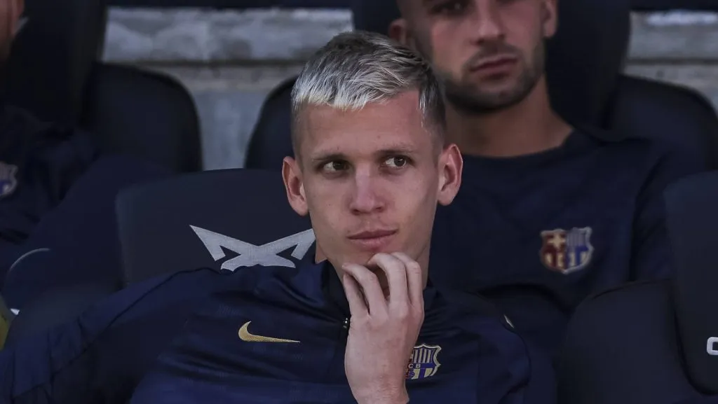 Dani Olmo sentado no banco de reservas na partida entre Barcelona v Las Palmas (IMAGO / ZUMA Press Wire)