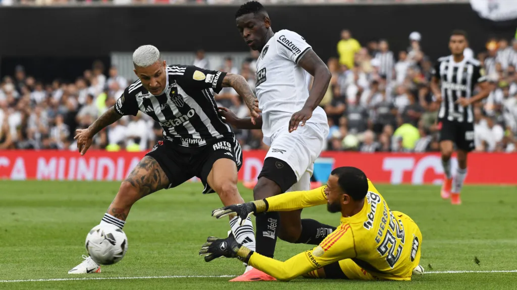 Guilherme Arana falha na final da Libertadores (Foto: IMAGO / NurPhoto)