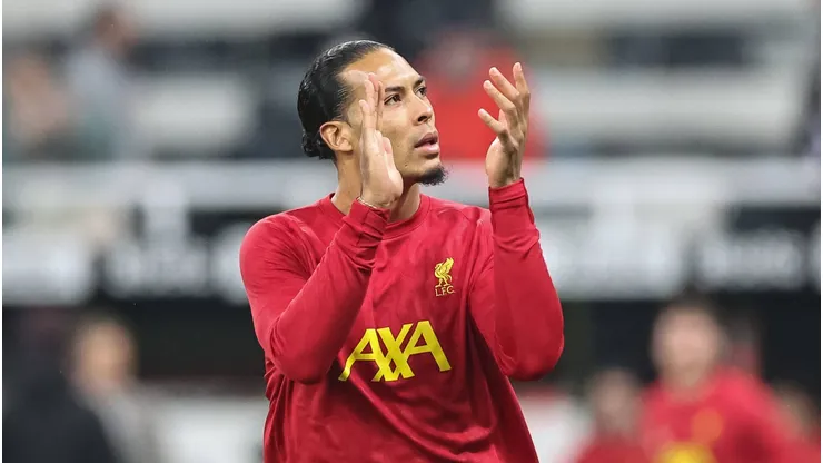 Liverpool envia proposta de renovação para Van Dijk, diz jornalista.